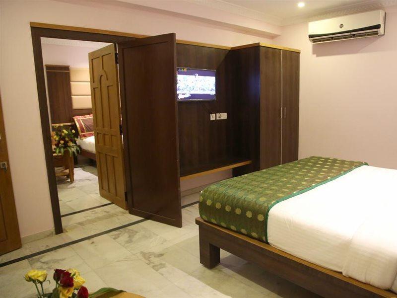 Poppys S.E.T Residency Hotel Kumbakonam Ngoại thất bức ảnh