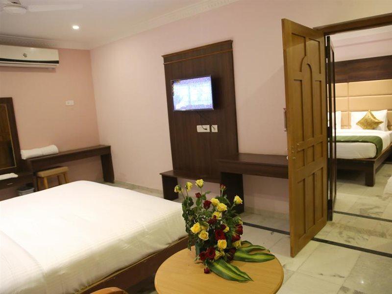 Poppys S.E.T Residency Hotel Kumbakonam Ngoại thất bức ảnh