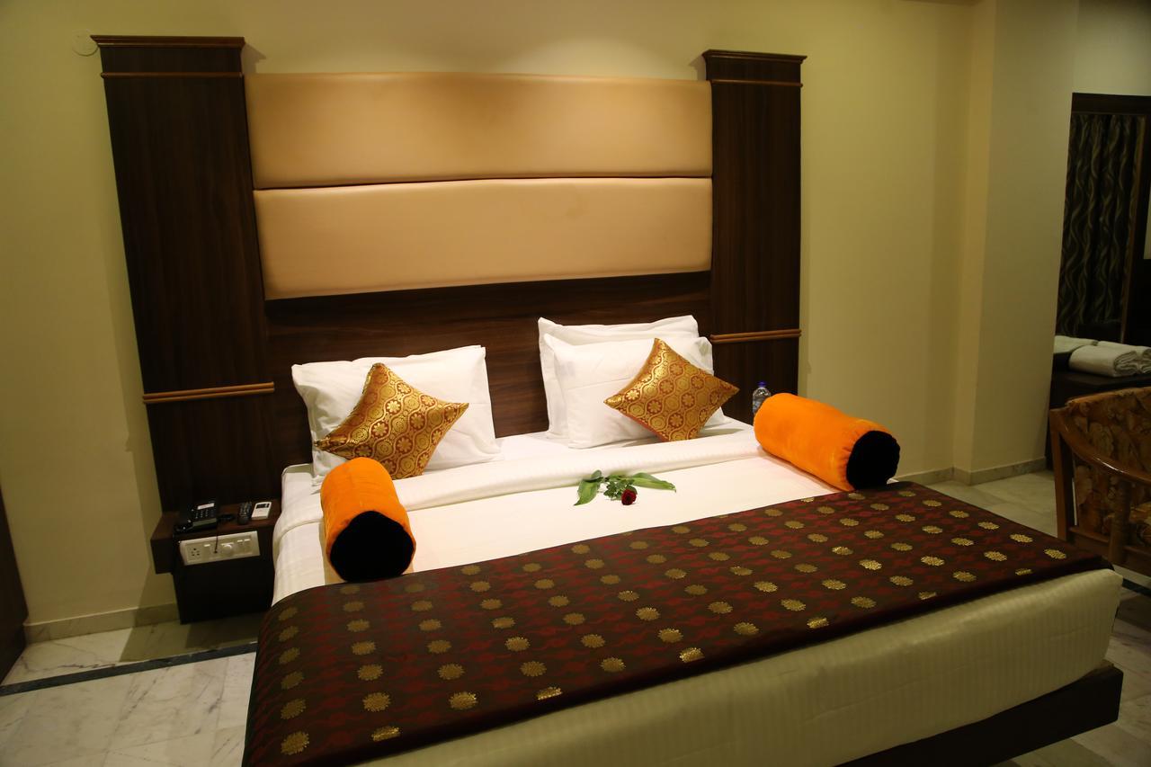 Poppys S.E.T Residency Hotel Kumbakonam Ngoại thất bức ảnh