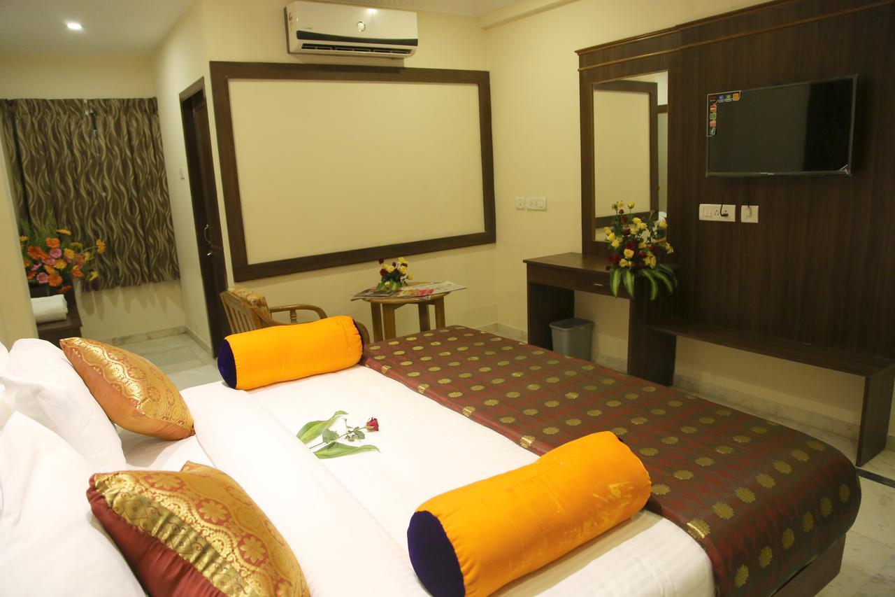 Poppys S.E.T Residency Hotel Kumbakonam Ngoại thất bức ảnh