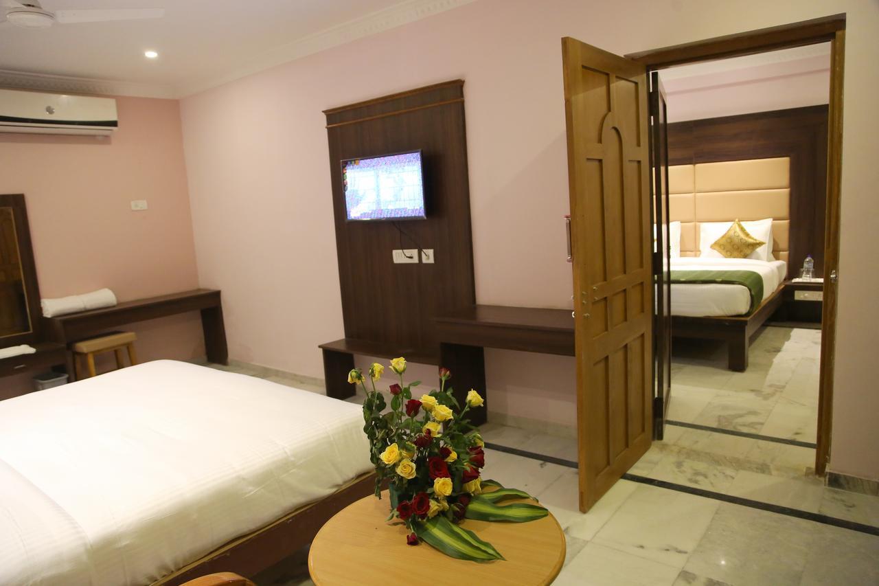 Poppys S.E.T Residency Hotel Kumbakonam Ngoại thất bức ảnh