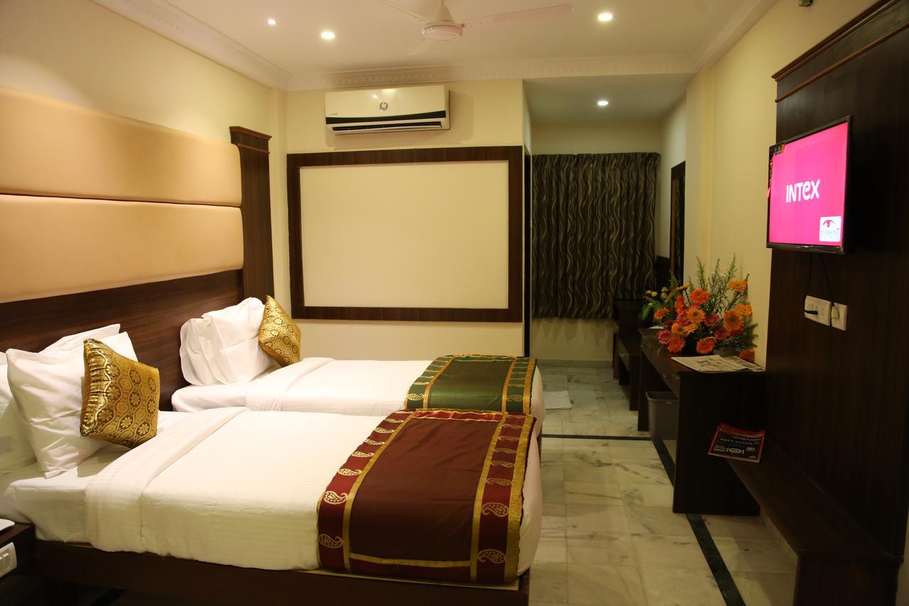 Poppys S.E.T Residency Hotel Kumbakonam Ngoại thất bức ảnh