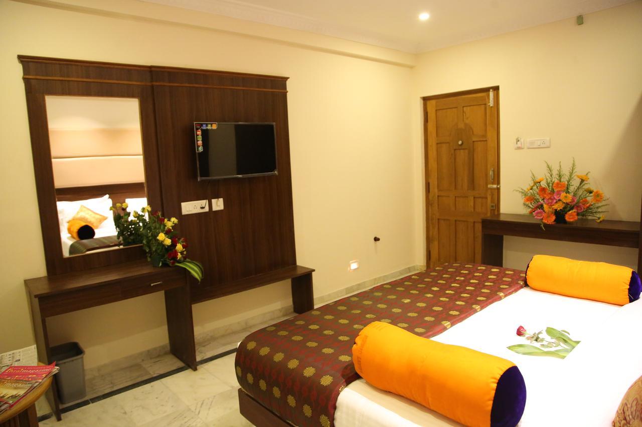 Poppys S.E.T Residency Hotel Kumbakonam Ngoại thất bức ảnh